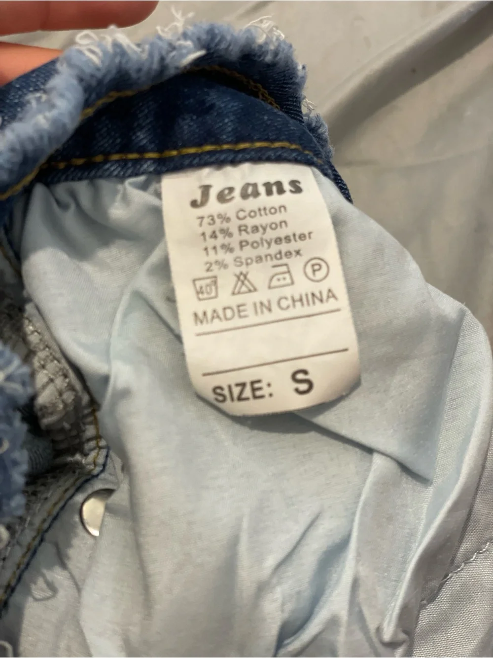🔥 TRENDY Frayed Raw Hem High-Rise Stretch Jeans! 💎 Size S (13” Waist) ✨
